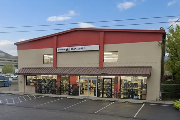 Advantage Tire Pros Location at 705 Union Ave Grants Pass, OR 97527-5547 Store Front