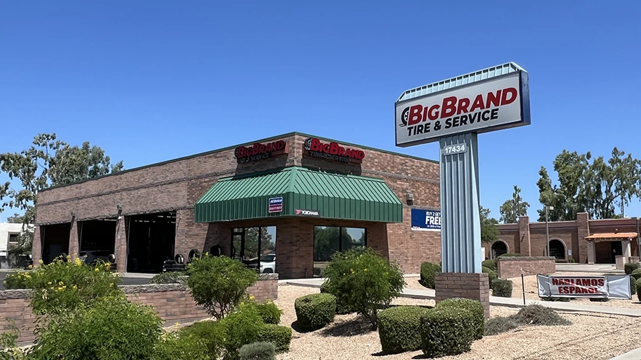 N Cave Creek Rd storefront
