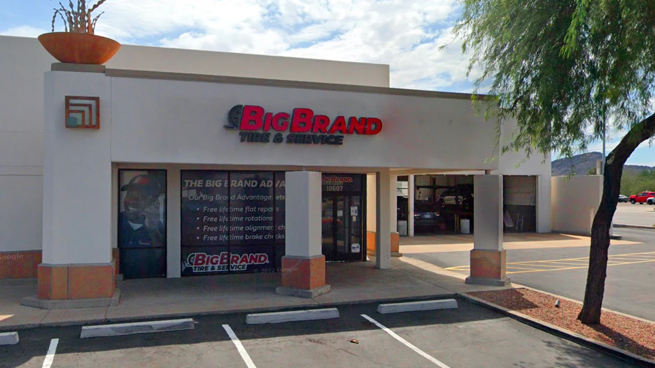 Phoenix - Shea Plaza storefront