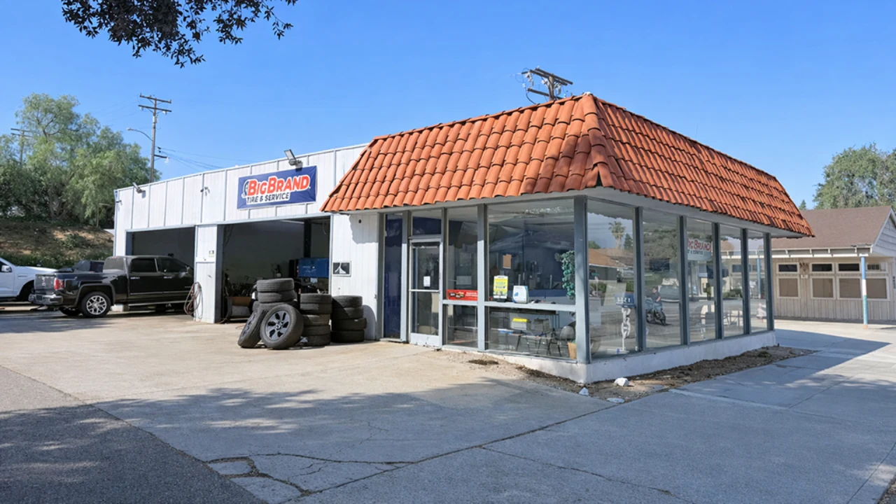 Thousand Oaks - Thousand Oaks Blvd storefront