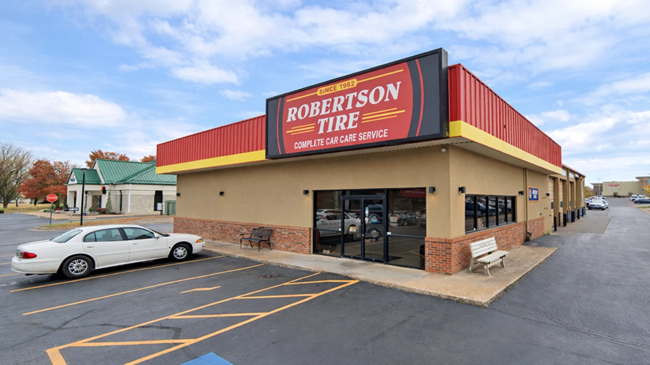 Robertson Tire Location at 11142 S Memorial Dr. Bixby, OK 74008-2038 Store Front