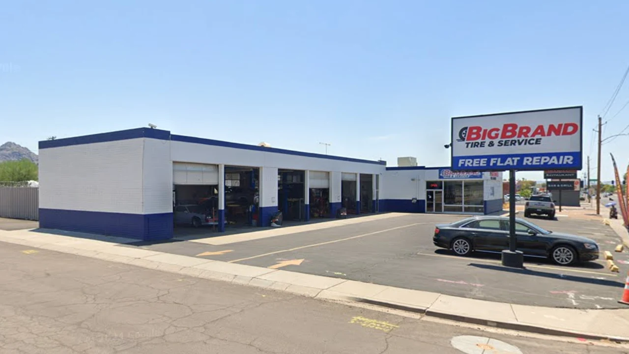Phoenix - N 7th St storefront