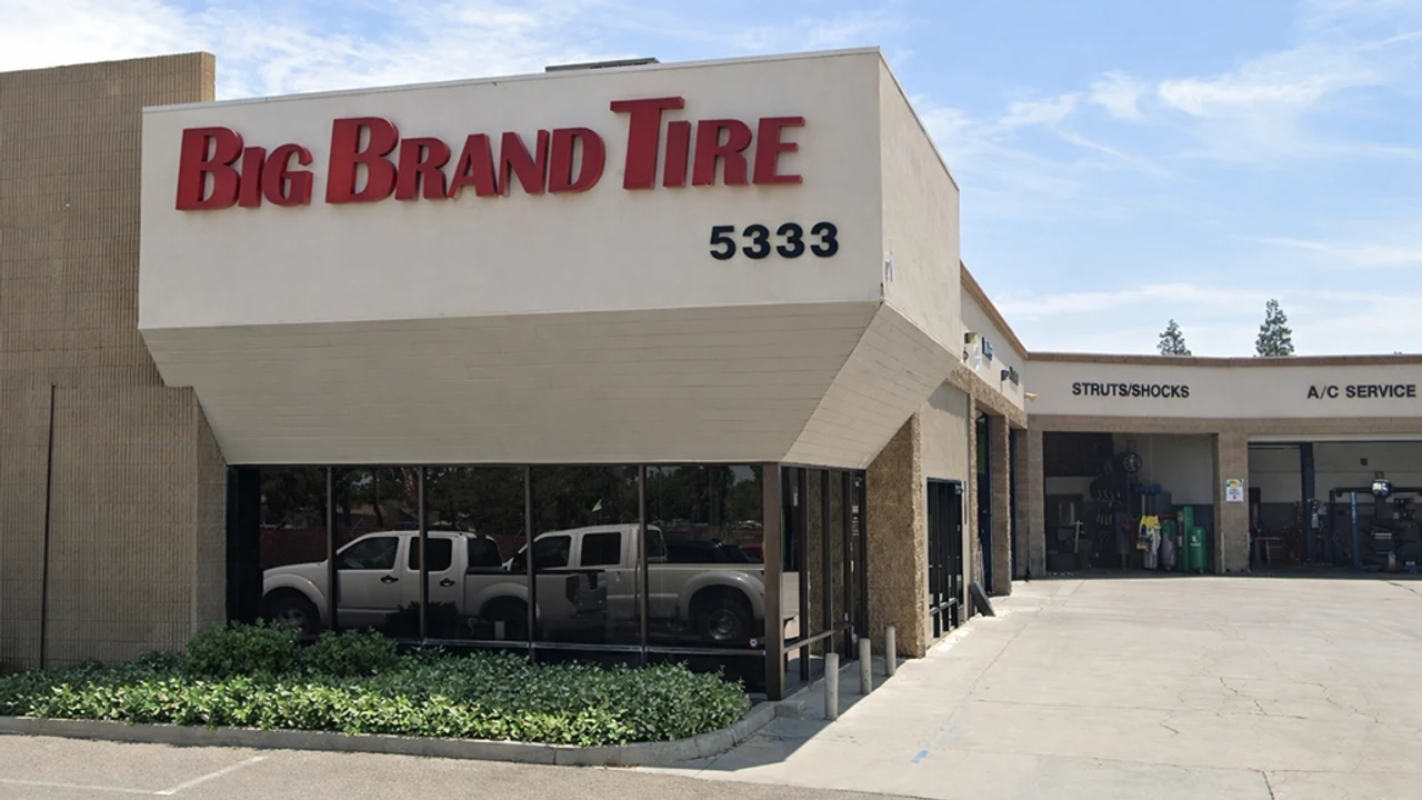 Bakersfield - White Lane storefront